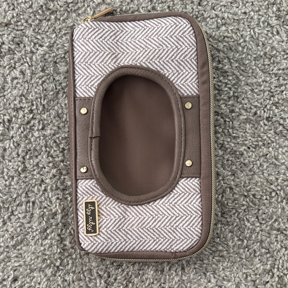 Itzy Ritzy Vanilla Latte Wipe Holder